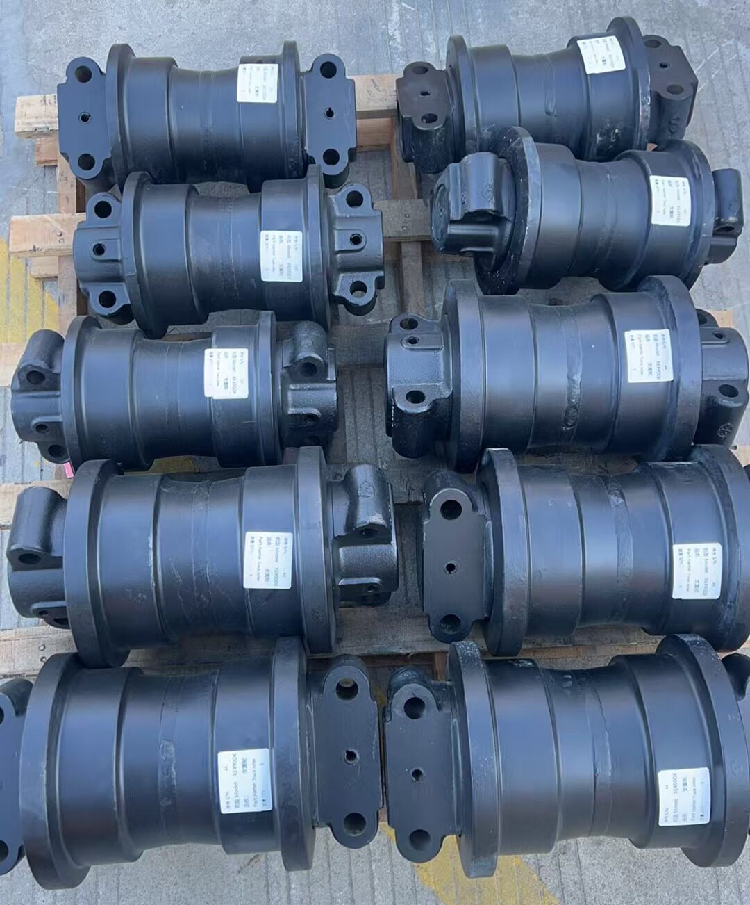XCMG XE490DK Track Roller - Original Product Photo